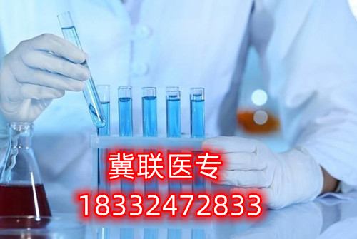 對(duì)于很多想要通過河北單招考試升學(xué)的家長和學(xué)生，往往感到為難的就是如何選擇大類方向。石家莊冀聯(lián)醫(yī)學(xué)中專學(xué)校單招升學(xué)熱門專業(yè)及院校推薦  石家莊冀聯(lián)醫(yī)學(xué)中專學(xué)校單招升學(xué)熱門專業(yè)及院校推薦  一方面是對(duì)大類招生政策的不了解，另一方面是感覺孩子太小，還不定性，盲目選擇怕將來孩子后悔。    考試七類是家長們眼中的熱門大類，護(hù)理是人氣最高的專業(yè)，優(yōu)秀院校：滄州醫(yī)學(xué)高等?？茖W(xué)校。下面于老師給大家介紹一下第七類醫(yī)藥衛(wèi)生(臨床醫(yī)學(xué)類專業(yè)除外)等所涉及專業(yè)。    單招考試第七類醫(yī)學(xué)類考試第七類：    醫(yī)藥衛(wèi)生(臨床醫(yī)學(xué)類專業(yè)除外)等所涉及專業(yè)    科目：語文150分+數(shù)學(xué)150分+化學(xué)100分+職業(yè)適應(yīng)性測試350分（1、我國當(dāng)前醫(yī)藥衛(wèi)生行業(yè)的特點(diǎn)和發(fā)展方向、醫(yī)藥衛(wèi)生行業(yè)的特點(diǎn)和工作內(nèi)容常識(shí);2、生活中常見的基本疾病預(yù)防知識(shí)和疫情防控知識(shí);3、國際、全國疾病防控宣傳日相關(guān)知識(shí);4、醫(yī)學(xué)專業(yè)相關(guān)的社會(huì)人文常識(shí)。）    牽頭院校：滄州醫(yī)學(xué)高等?？茖W(xué)校    推薦院校：河北化工醫(yī)藥職業(yè)技術(shù)學(xué)院、滄州醫(yī)學(xué)高等?？茖W(xué)校、邢臺(tái)健康醫(yī)學(xué)院、承德護(hù)理職業(yè)學(xué)院、廊坊衛(wèi)生職業(yè)學(xué)院、唐山職業(yè)技術(shù)學(xué)院、河北女子職業(yè)技術(shù)學(xué)院    熱門專業(yè)：護(hù)理、醫(yī)學(xué)檢驗(yàn)技術(shù)、醫(yī)學(xué)影像技術(shù)、助產(chǎn)、口腔醫(yī)學(xué)技術(shù)、心理咨詢、眼視光技術(shù)、藥學(xué)    2023年河北單招考試人數(shù)：約25300人    錄取率：58.47%    公辦錄取率：17.50%    大類解讀：熱門大類，男女生都可以報(bào)考，文理不限，專業(yè)技術(shù)性不強(qiáng)。      第七大類職業(yè)適應(yīng)性測試具體考試內(nèi)容：    1、我國當(dāng)前醫(yī)藥衛(wèi)生行業(yè)的特點(diǎn)和發(fā)展方向、醫(yī)藥衛(wèi)生行業(yè)的特點(diǎn)和工作內(nèi)容常識(shí)；    2、生物醫(yī)學(xué)基礎(chǔ)知識(shí)；    3、生活中常見的基本疾病預(yù)防知識(shí)和疫情防控知識(shí)；    4、國際、全國疾病防控宣傳日相關(guān)知識(shí)；    5、醫(yī)學(xué)專業(yè)相關(guān)的社會(huì)人文常識(shí)。      一、護(hù)理    就業(yè)方向：主要面向各級(jí)各類醫(yī)療衛(wèi)生系統(tǒng)和社區(qū)衛(wèi)生服務(wù)機(jī)構(gòu)，從事臨床護(hù)理、健康保健工作，就業(yè)度好。    二、醫(yī)學(xué)檢驗(yàn)技術(shù)    就業(yè)方向：主要面向各級(jí)醫(yī)院檢驗(yàn)科、血庫，各級(jí)疾病預(yù)防控制中心、血站、檢驗(yàn)檢疫、計(jì)劃生育服務(wù)等機(jī)構(gòu)，以及各種獨(dú)立實(shí)驗(yàn)室、醫(yī)學(xué)生物試劑生產(chǎn)經(jīng)營企業(yè)，從事醫(yī)學(xué)檢驗(yàn)等工作。    三、醫(yī)學(xué)影像技術(shù)    就業(yè)方向：主要面向各級(jí)醫(yī)療衛(wèi)生機(jī)構(gòu)及體檢中心等部門從事醫(yī)學(xué)影像工作。    四、助產(chǎn)    就業(yè)方向：主要面向各級(jí)綜合性醫(yī)院和婦幼保健院（所）、婦幼保健管理機(jī)構(gòu) ，以及孕婦學(xué)校、親子活動(dòng)中心和月嫂培訓(xùn)中心等社區(qū)婦幼保健機(jī)構(gòu)組織，從事助產(chǎn)、臨床護(hù)理、計(jì)劃生育和婦幼保健管理及服務(wù)等工作。  五、口腔醫(yī)學(xué)技術(shù)    就業(yè)方向：方向一∶口腔治療技術(shù)方向 主要面向各級(jí)口腔醫(yī)療機(jī)構(gòu)及口腔醫(yī)療相關(guān)機(jī)構(gòu)，在醫(yī)師助手、口腔咨詢等崗位群，從事口腔常見病和多發(fā)病的輔助治療與服務(wù)等工作。    方向二∶口腔修復(fù)工藝方向 主要面向口腔修復(fù)制作行業(yè)各級(jí)義齒加工企業(yè)、醫(yī)療機(jī)構(gòu)口腔技工室及口腔醫(yī)療相關(guān)機(jī)構(gòu)，在口腔修復(fù)、技術(shù)管理等崗位群，從事口腔修復(fù)體制作、技術(shù)管理與服務(wù)等工作。  石家莊冀聯(lián)醫(yī)學(xué)中等專業(yè)學(xué)校電話：0311-8736 8833；18332472833（同微信）  石家莊冀聯(lián)醫(yī)學(xué)中專學(xué)?？焓痔?hào)：v18332472833