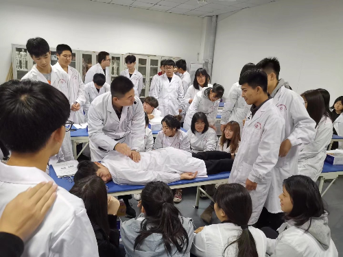 以后想當(dāng)臨床醫(yī)生，上石家莊冀聯(lián)醫(yī)學(xué)中專學(xué)校選什么專業(yè)？